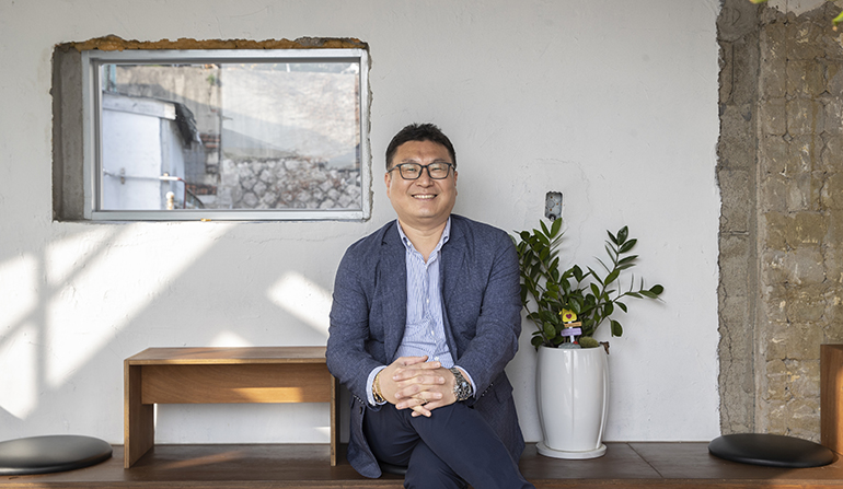 [ Oh Seung-joon sitting in front of the camera with a cheerful look. He is a nuclear power expert at Hyundai E&C who has been working at NPP sites in Korea and abroad since 2006. ]